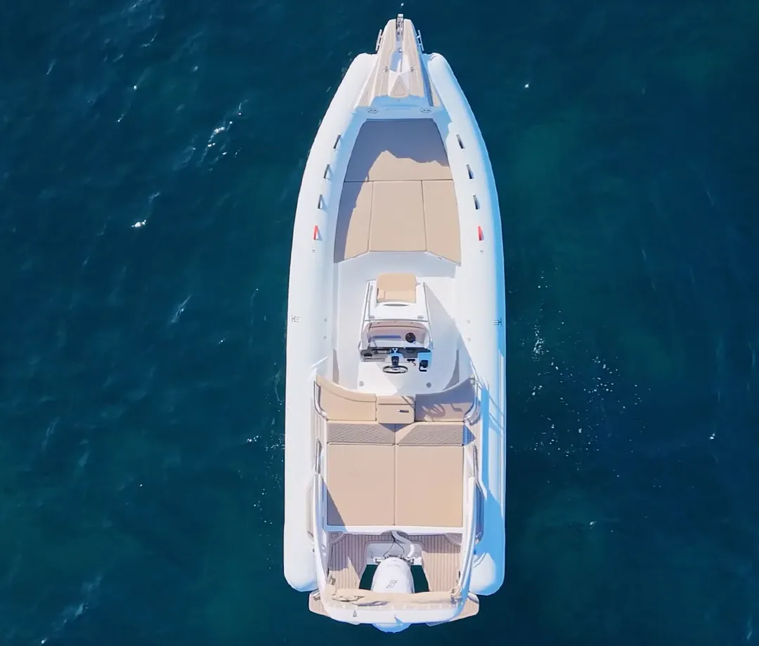 Il gommone ICON 28S visto dall'alto, in mare